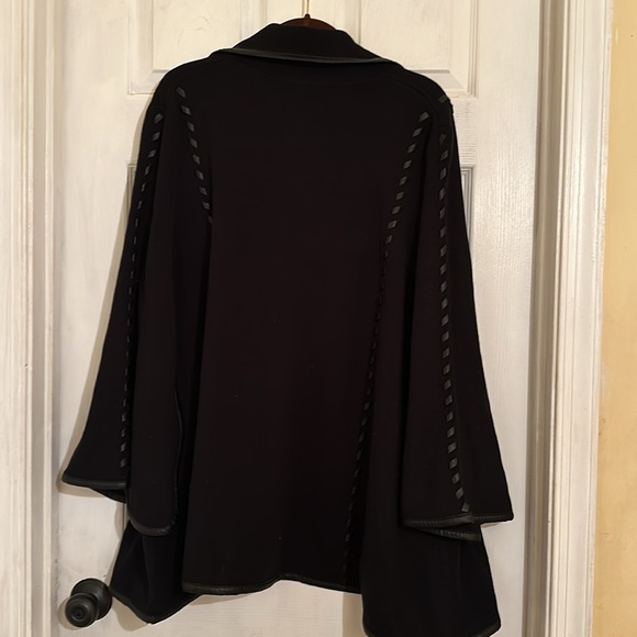 Sweater cape. - Picture 3 of 4